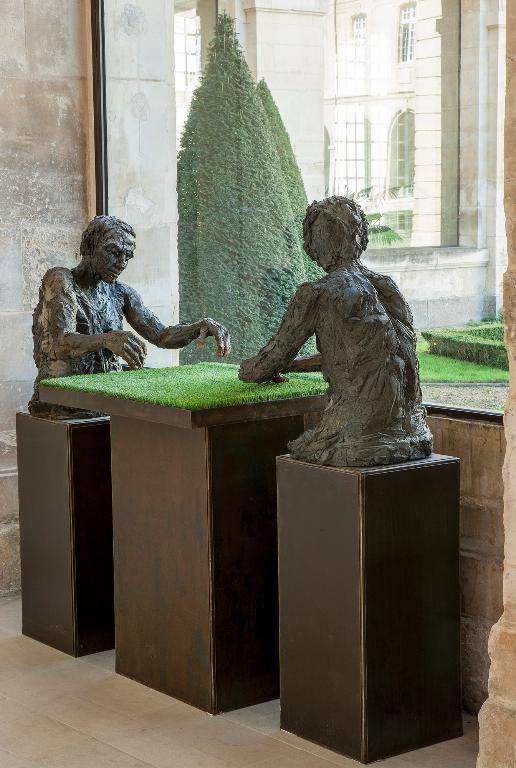 groupe sculpté : Duo sur l'herbe