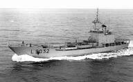 bateau de débarquement (transport d'hommes et de matériels) : batral dit DUMONT D'URVILLE