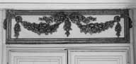 ensemble du décor intérieur : 3 dessus de porte, 4 glaces de trumeau et 2 tables de style Louis XVI