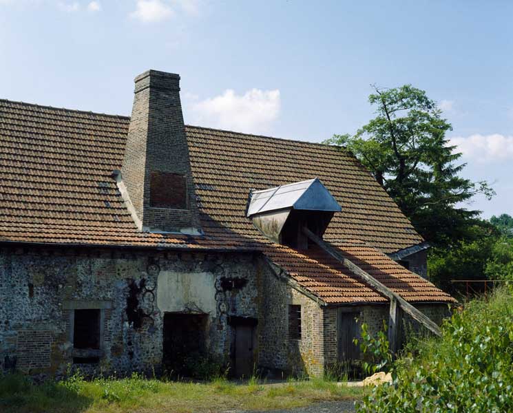 Atelier de fabrication (1) et bâtiment d'eau abritant la roue du marteau. Vue prise du nord est.