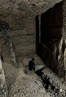Abreuvoir à chevaux creusé dans la pierre à l'entrée de la carrière souterraine.