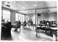 Bureaux, vue intérieure.- Photographie, s. d., vers 1922 ?. (Collection particulière Isoroy).
