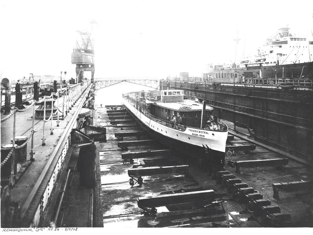 remorqueur fluvial (remorquage de barges sur le Rhône) puis bateau à passagers dit FREDERIC MISTRAL