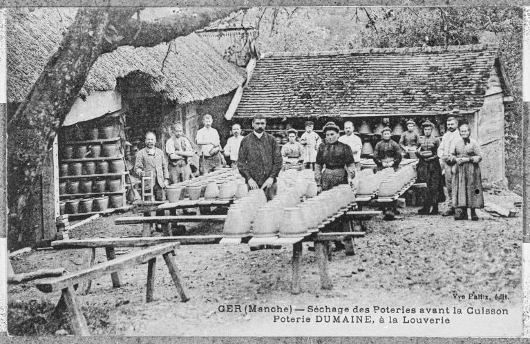 Ger (Manche) - Séchage des Poteries avant la cuisson Poterie Dumaine, à la Louverie.- Carte postale, édit. Vve Pallix, début 20e siécle. (Collection particulière, Houben).