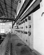 Carreau de Soumont : salle des machines, dite salle des compresseurs. Vue intérieure : tableau éléctrique.- Photographie ancienne, 1992.