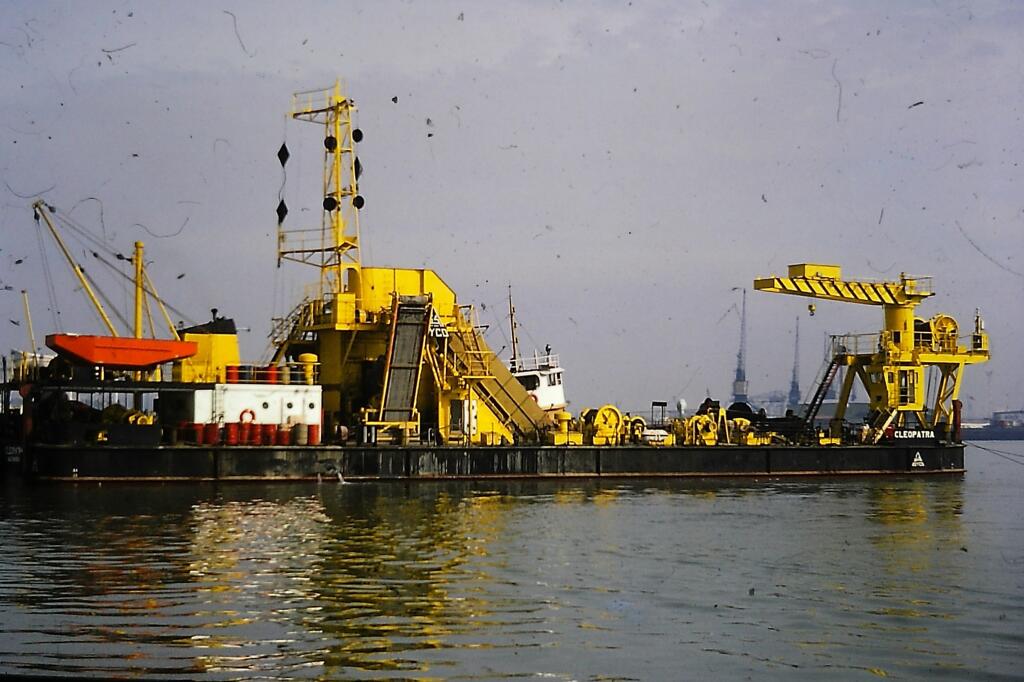 bateau drague : drague à godets dite CLEOPATRA