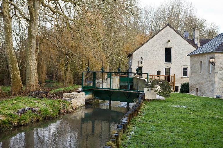 moulin à farine dit le moulin du Vivier ou de Bombanville, puis établissement de danse, actuellement maison