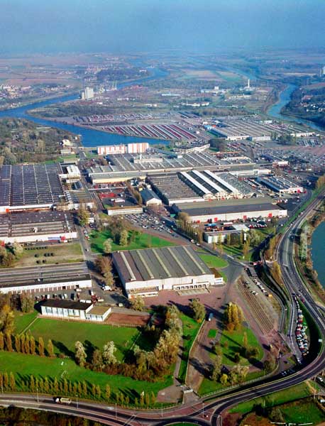 usine de construction navale des Chantiers navals français, puis Chantiers navals de Caen, puis usine de construction automobile Saviem, puis Renault véhicules industriels (RVI), puis Renault Trucks