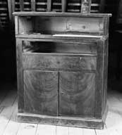 bas d'armoire-commode-toilette dite Chemin de fer