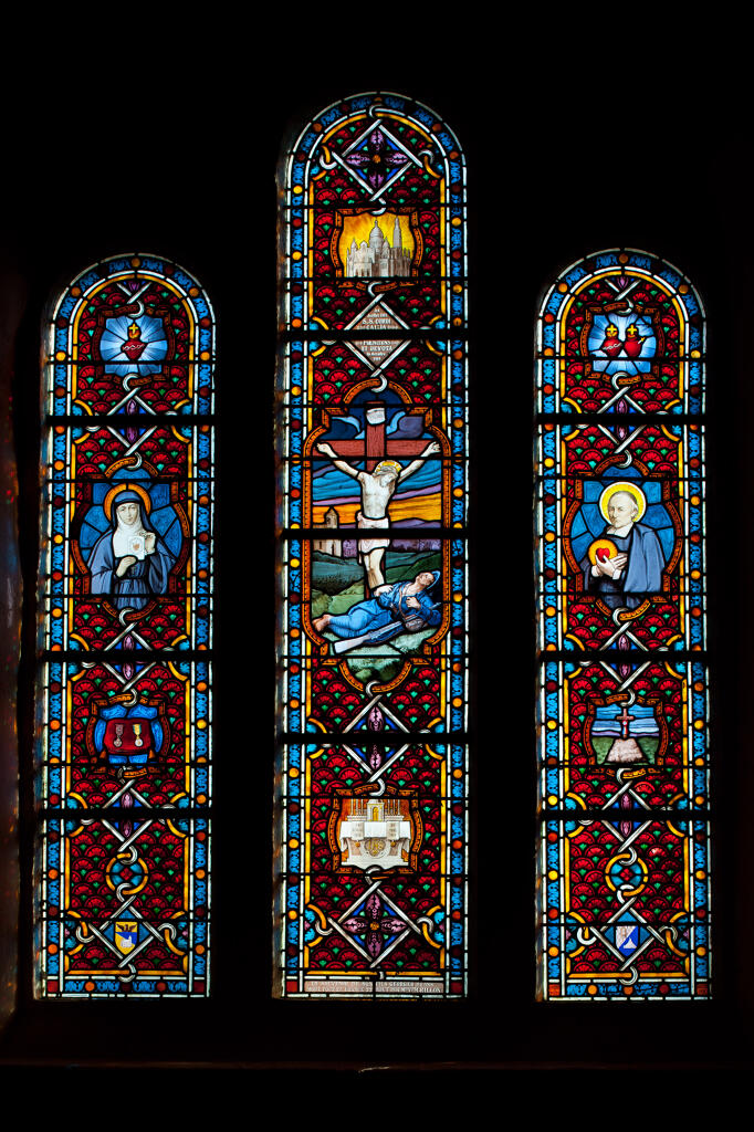 Verrière historiée et commémorative de la guerre de 1914-1918 : Apparition du Christ en Croix à un soldat, Sainte Marguerite-Marie Alacoque, Saint jean Eudes (baie 6)