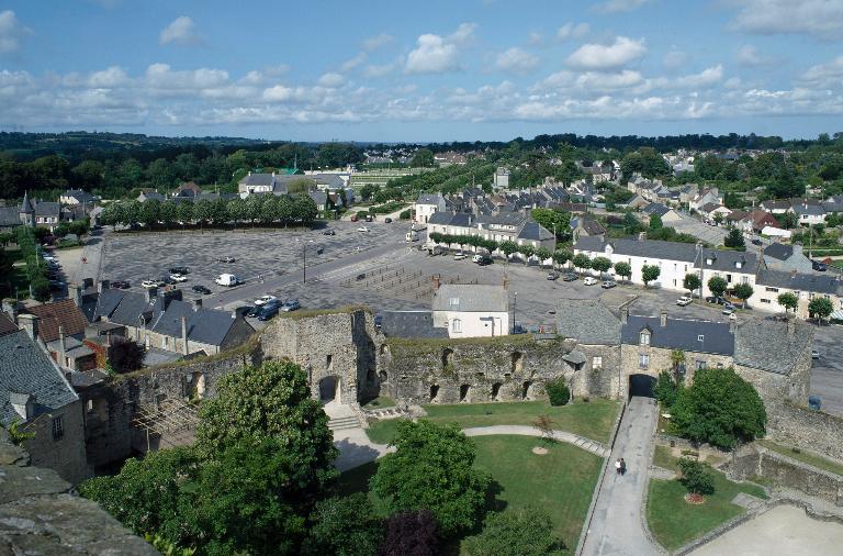 Place des Buttes et place Sainte-Anne depuis le château