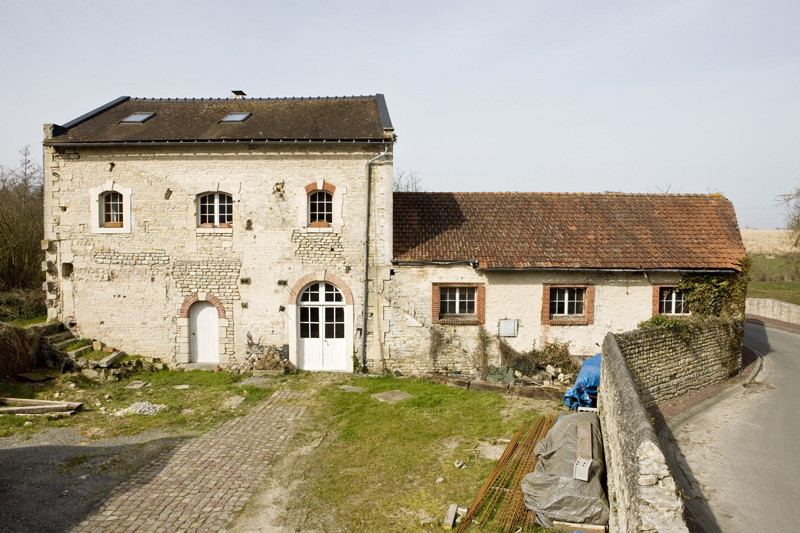 moulin à farine dit moulin de Carcagny, puis moulin à huile, puis laiterie industrielle dite Société coopérative laitière de la Seulles, puis Jonot et Cie, actuellement maison