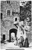 19. Bricquebec - Porte du Vieux Château.- Carte postale, éd. la C.P.A. n° 19, début 20e siècle (Collection particulière Arno).