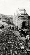 Usine de la Promenade du Fort, reconstruction 1945-1946 : ouvriers coulant les fondation de l'atelier de fabrication.- Photographie ancienne, 1945-1946. (Collection particulière Filt).