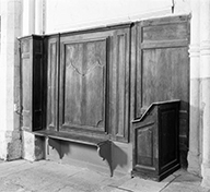 ensemble d'un lutrin (pupitre liturgique), 2 bancs de choeur, lambris de demi-revêtement