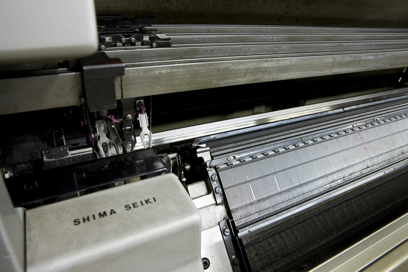 ensemble de 13 machines à mailler : métiers à tricoter rectilignes Shima Seiki