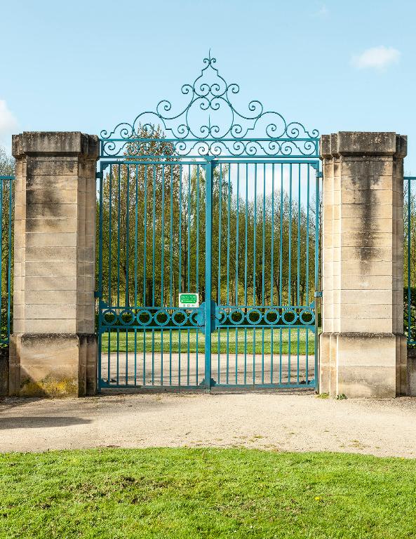 Détail du portail de l'entrée orientale du parc.
