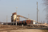 Ligne de wagons sur la voie ferrée, avec en arrière-plan silos, vue de l'ouest.