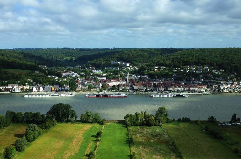 Caudebec-en-Caux depuis le marais de Saint-Nicolas-de-Bliquetuit, vue aérienne par cerf-volant. 