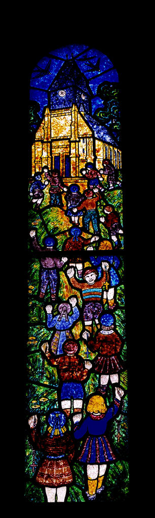 verrière figurée : Procession d'enfants vers l'église de Bonneville (baie 12)
