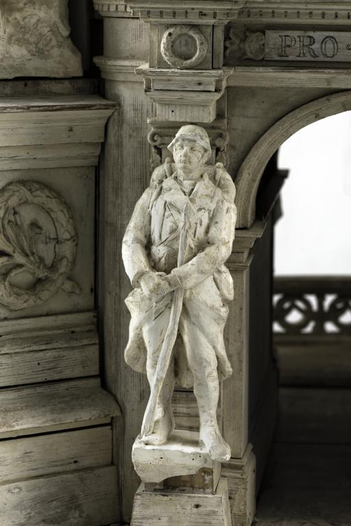 monument aux morts de la guerre de 1914-1918 : Casque couronné
