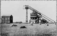 Chevalement et bâtiment d'extraction.- Photographie ancienne, s.d. (Archives privées Société des Mines de Soumont).