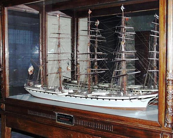 ensemble d'objets en relation avec le voilier QUEVILLY