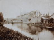 Vue de l'usine depuis la rive gauche de l'Andelle, vers 1920 (Collection particulière).