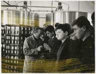 Visite de la laiterie Tabard par M. Boisramey, atelier de mise en bouteilles plastiques.- Photographie ancienne, s.d., 2e moitié du 20e siècle. (Collection particulière Boisramey, Audrieu).