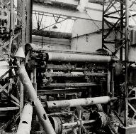 Usine de la Promenade du Fort, destruction de 1944 : atelier de fabrication n°1, une machine à glacer truffée d'éclats de bombe.- Photographie ancienne, 1944. (Collection particulière Filt).