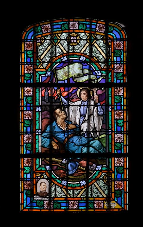 verrière figurée hagiographique et de la guerre de 1914-1918 : Jeanne d'Arc présente la Croix à un soldat mourant