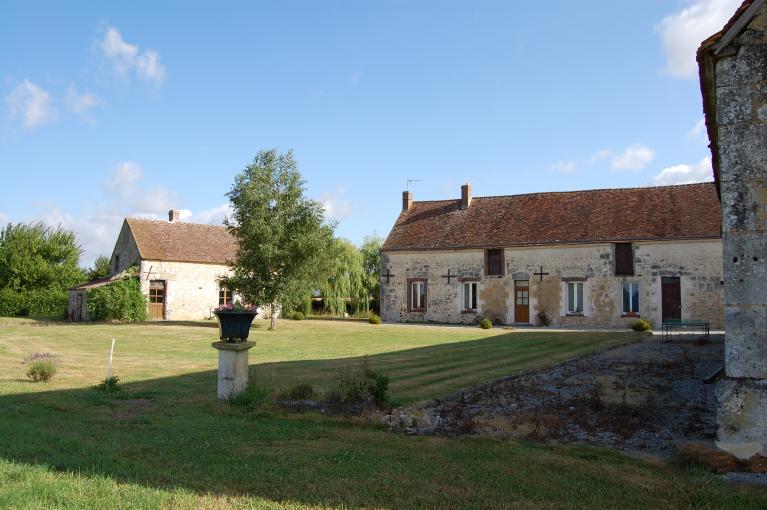 L'Asnerie, ferme de plan allongé à bâtiments distincts en 'U' (repérée).