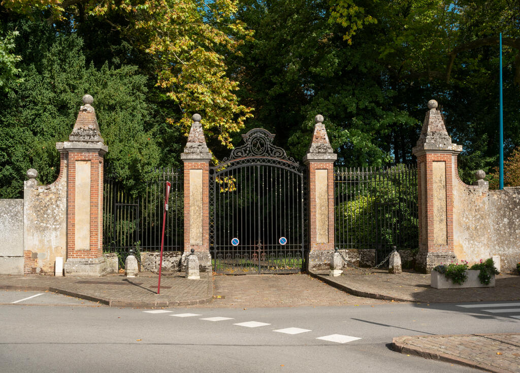 Portail d'entrée du château, vue générale depuis le sud.