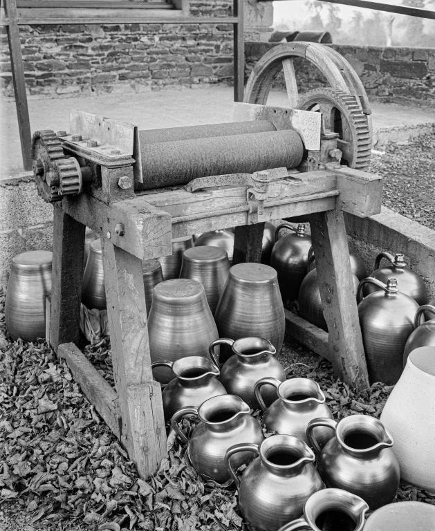 La céramique industrielle dans le Bessin (Calvados) et le département de la Manche : les poteries