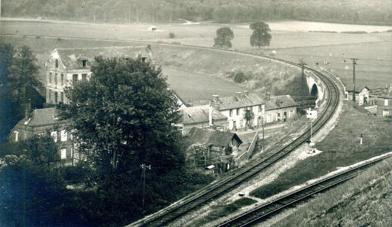 Bifurcation des lignes ferroviaires de Charleval à Serqueux et de Gisors à Pont de l'Arche, photographie vers 1950 (Collection privée).