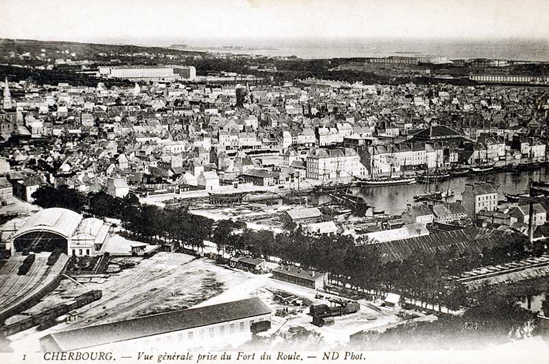 1 - CHERBOURG - Vue générale prise du Fort du Roule.- Carte postale, ND phot. (AD Manche. Série FI).