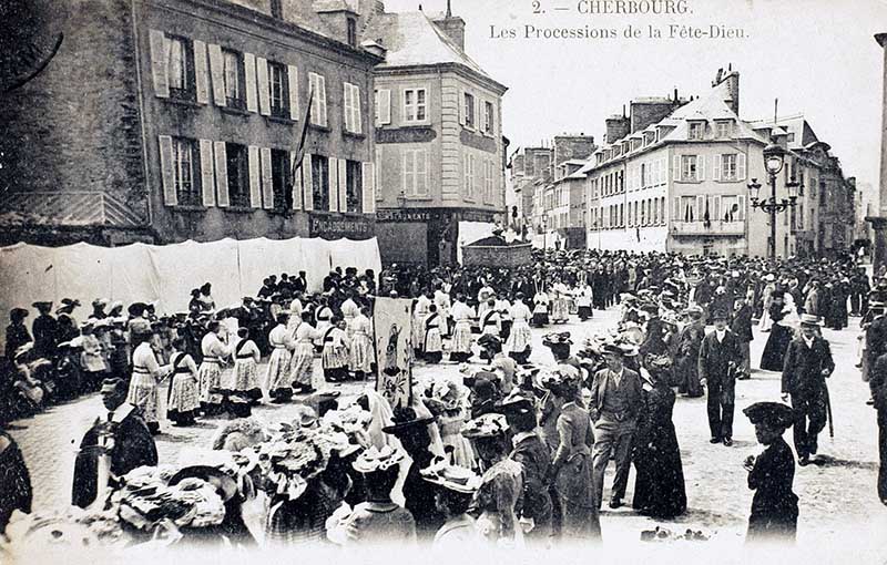 2. CHERBOURG. Les processions de la Fête-Dieu.- Carte postale. (AD Manche. Série FI).