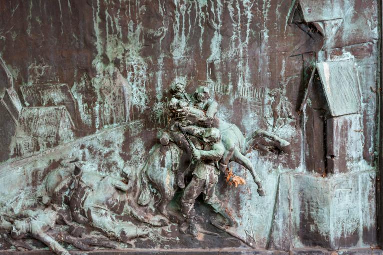 Monument aux Enfants du Calvados tués à l'ennemi en 1870-1871 : ensemble des trois bas-reliefs sauvegardés.