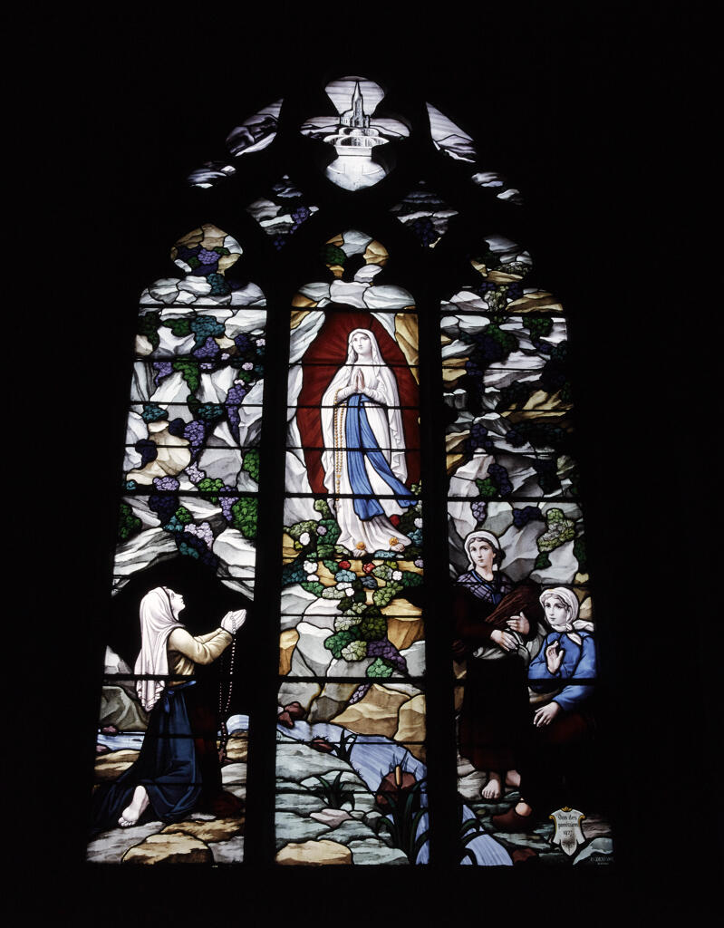 verrière historiée : Apparition de Notre Dame de Lourdes (baie 15)