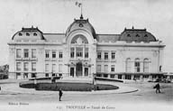 127. Trouville - Façade du Casino. Vue de la façade nord-est.- Carte postale, Délâtre éd., n.d., vers 1912, n. et b., 13,7 x 8,8 cm. (Collection particulière Michel Barillet, Trouville-sur-Mer).