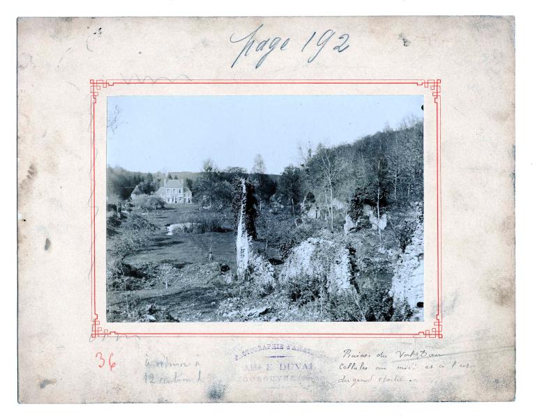 Vue des ruines des cellules du grand cloître et, à l'arrière-plan, de la porterie depuis le sud-ouest.- photographie, abbé E. Duval, limite 19e siècle 20e siècle (AD Orne. 21 Fi : fonds Lemale).