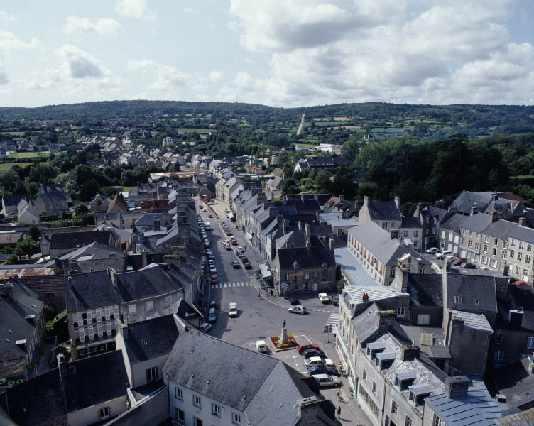 Vue d'ensemble vers l'ouest depuis la plate-forme du donjon de l'ancien château fort.