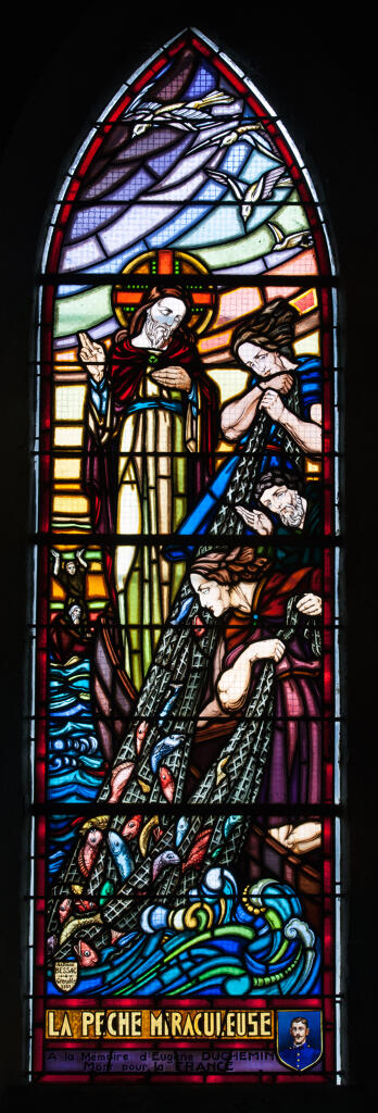 ensemble de 2 verrières figurées hagiographiques et commémoratives de la guerre de 1914-1918 : Pêche miraculeuse, sainte Thérèse de l'Enfant Jésus ; à la mémoire d'Eugène Duchemin et d'Alphonse Hue