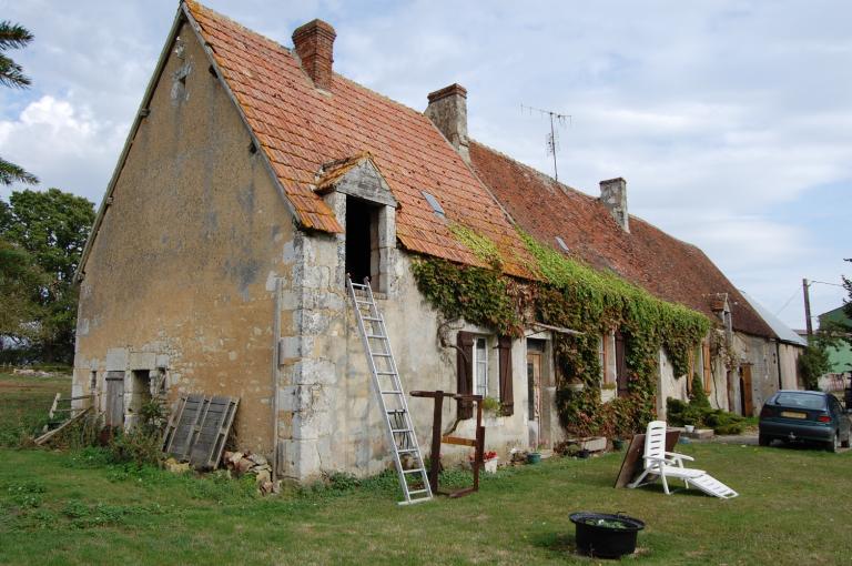 Coulier, ferme de plan allongé à bâtiments distincts perpendiculaire (repérée).