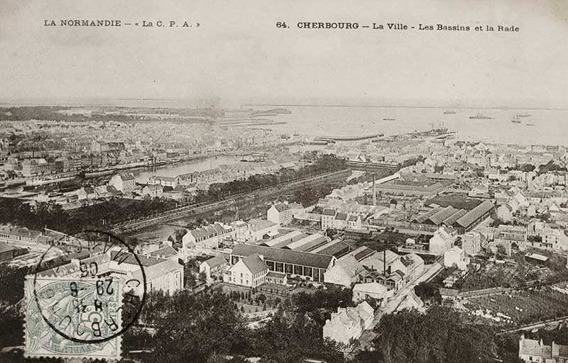 Cherboug La ville - les bassins et la rade.- Carte postale, la C.P.A. (AD Manche. Série FI).