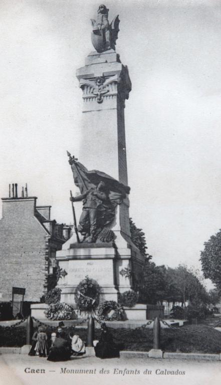 Monument aux Enfants du Calvados tués à l'ennemi en 1870-1871 : ensemble des trois bas-reliefs sauvegardés.