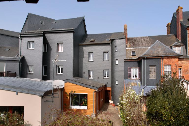 passages, cours, entrepôts et caves des maisons du bourg de Routot