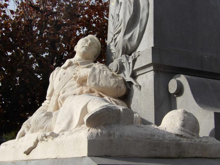 monument aux morts de la guerre de 1914-1918 : Poilu mourant