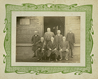 Hommes en costume devant la porte de Savare.- Photographie ancienne sur carton, s.d., début 20e siècle, 26,7 x 20,9 cm. (Collection particulière CNNCN, Caen).