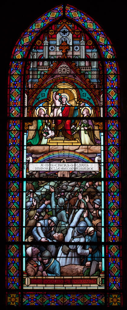 Ensemble de 4 verrières historiées et commémoratives de la guerre de 1914-1918 : Vierge à l'Enfant devant des soldats, Laissez venir à moi les petits enfants, Résurrection de Lazare, Notre-Seigneur et la pécheresse 